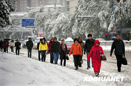 河南鄭州：雪天路難行