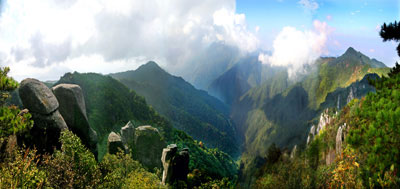一輪宜春月，共攜情之旅