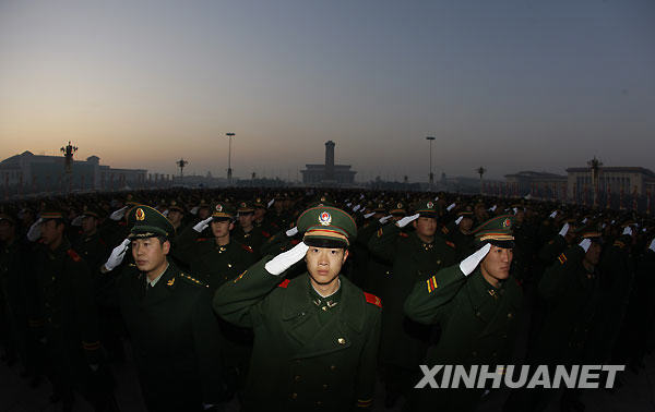 向國旗敬最后一個(gè)軍禮