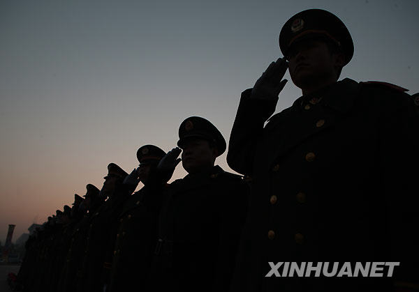 向國旗敬最后一個(gè)軍禮