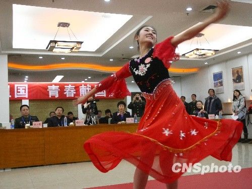 北京首次對應(yīng)征女兵進(jìn)行才藝面試(組圖)