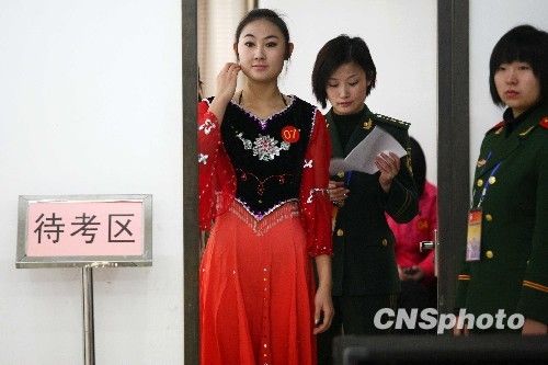 北京首次對應(yīng)征女兵進(jìn)行才藝面試(組圖)