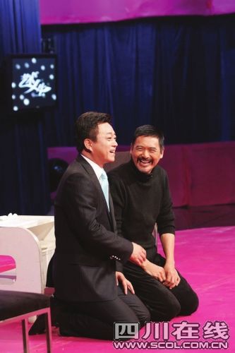 《藝術(shù)人生》澄清:下跪?qū)僦軡櫚l(fā)策劃的效果